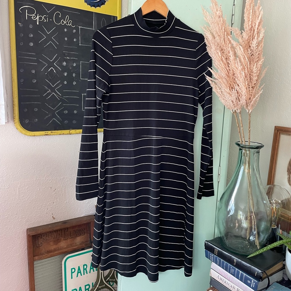 Banana Republic Long sleeve,ribbed,midi dress,black & white stripe, size…